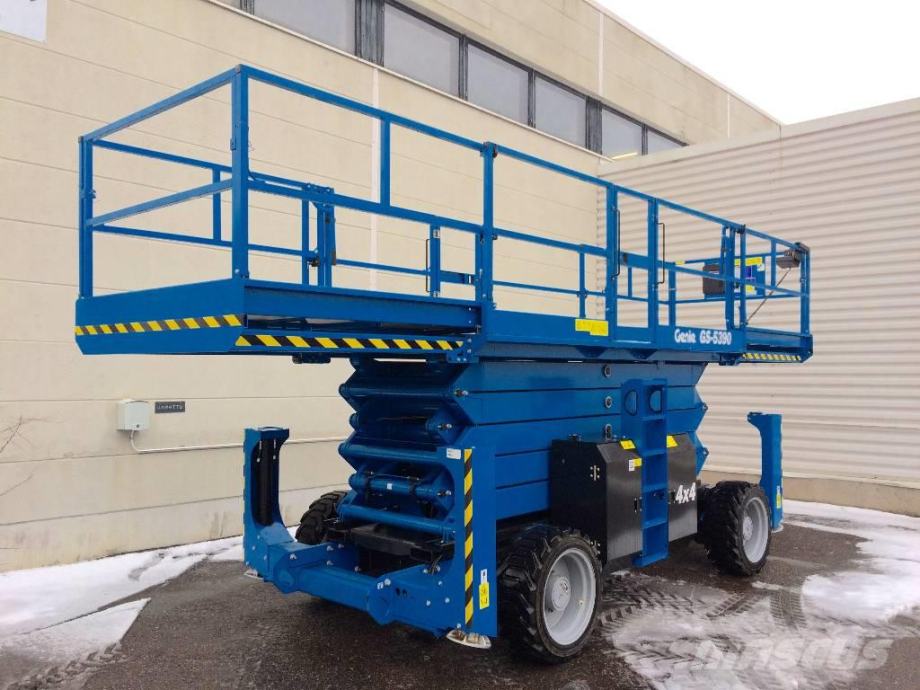 Samohodna dizel podizna platforma genie slika